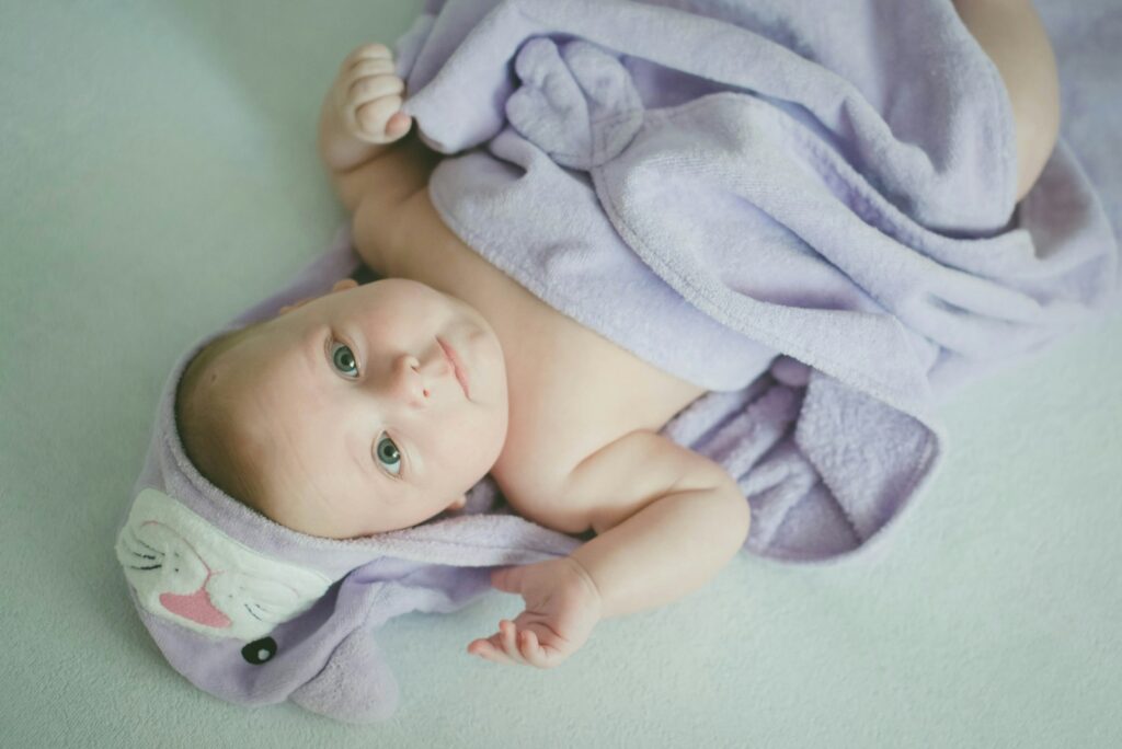 Nach dem Baby baden warm eingewickelt: Säugling in einer weichen Decke