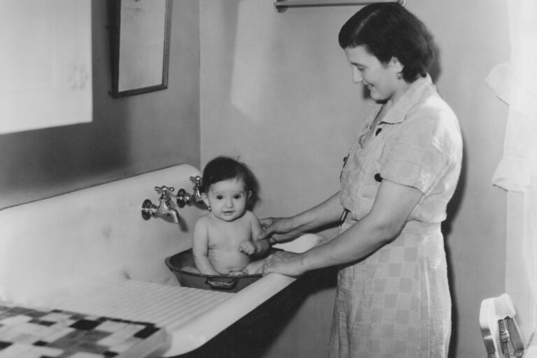 Baby baden: Schritt für Schritt