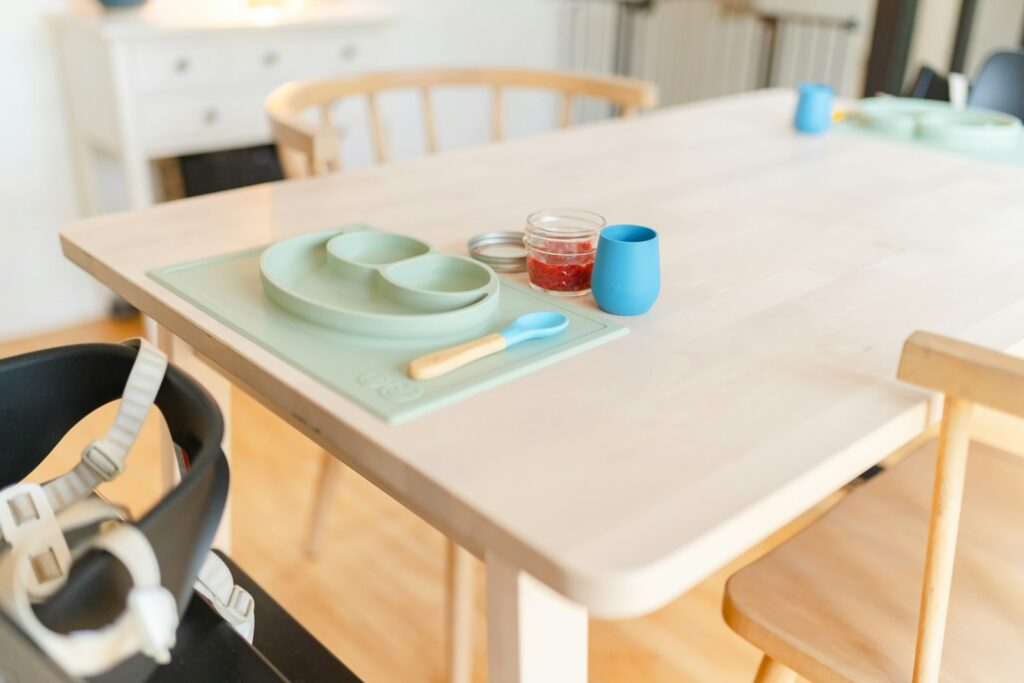 Schale, Teller und Löffel auf dem Tisch – Babybrei selber machen und portionieren