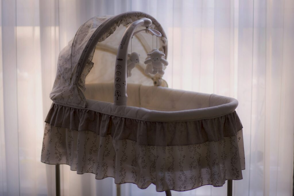 Sicherer Babyschlaf: leeres Babybett ohne Kissen und Decken im Schlafzimmer