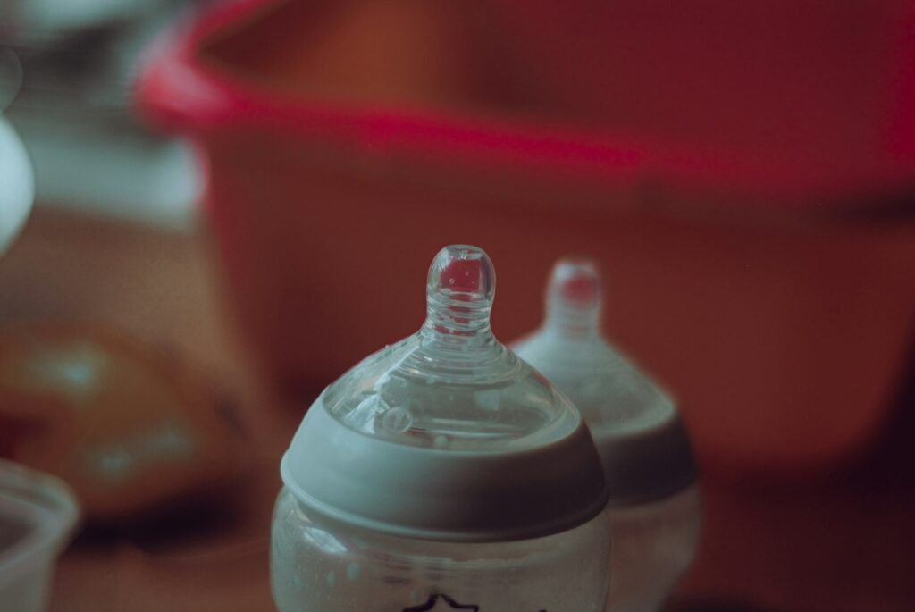 Babyflasche auf dem Tisch – Fläschchen zubereiten mit frischem Wasser