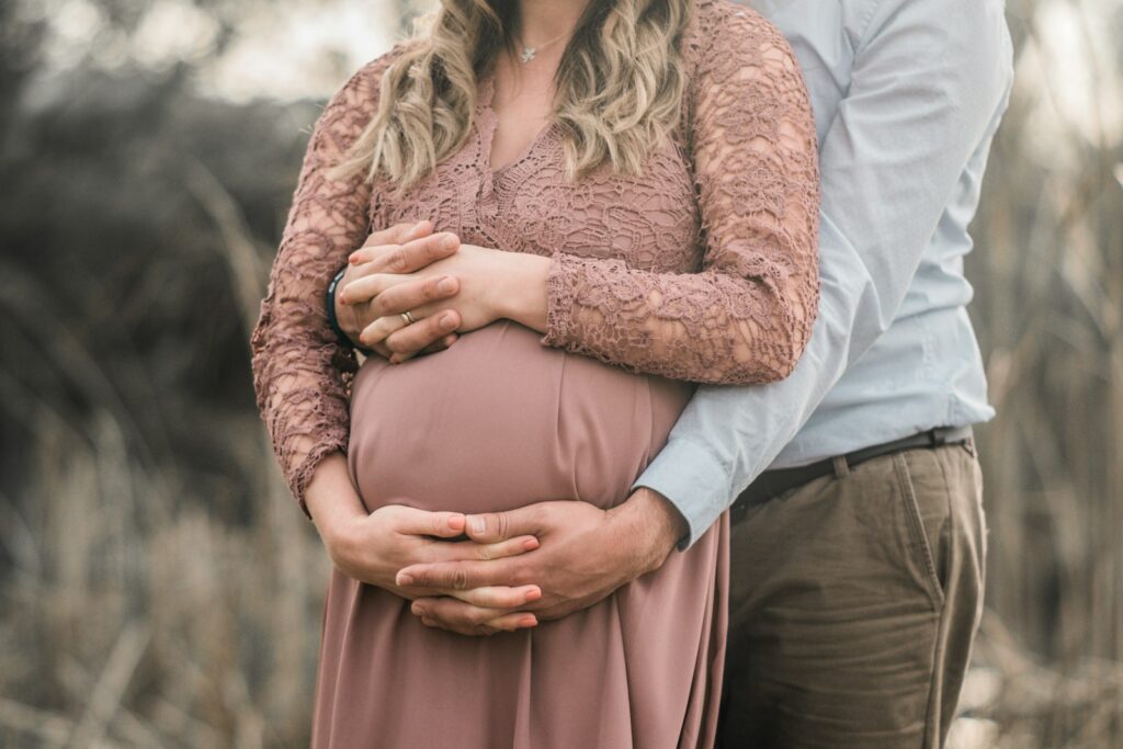 Schwangere Frau hält ihren Bauch und denkt darüber nach, wie sie ihren Geburtstermin berechnen kann