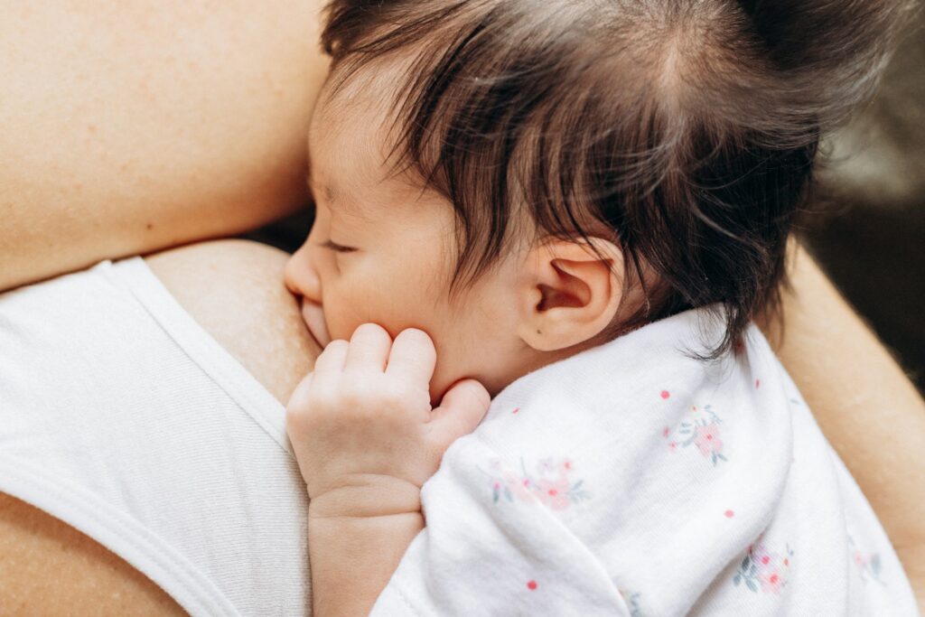 Mutter stillt ihr Baby – eine der klassischen Stillpositionen